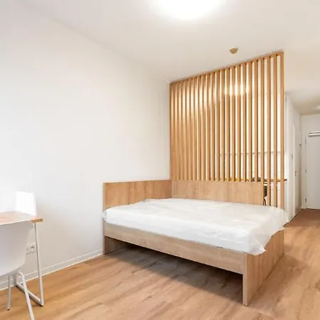 Modern Near Airport And Centre!