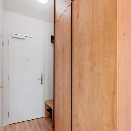 Modern Near Airport And Centre! *